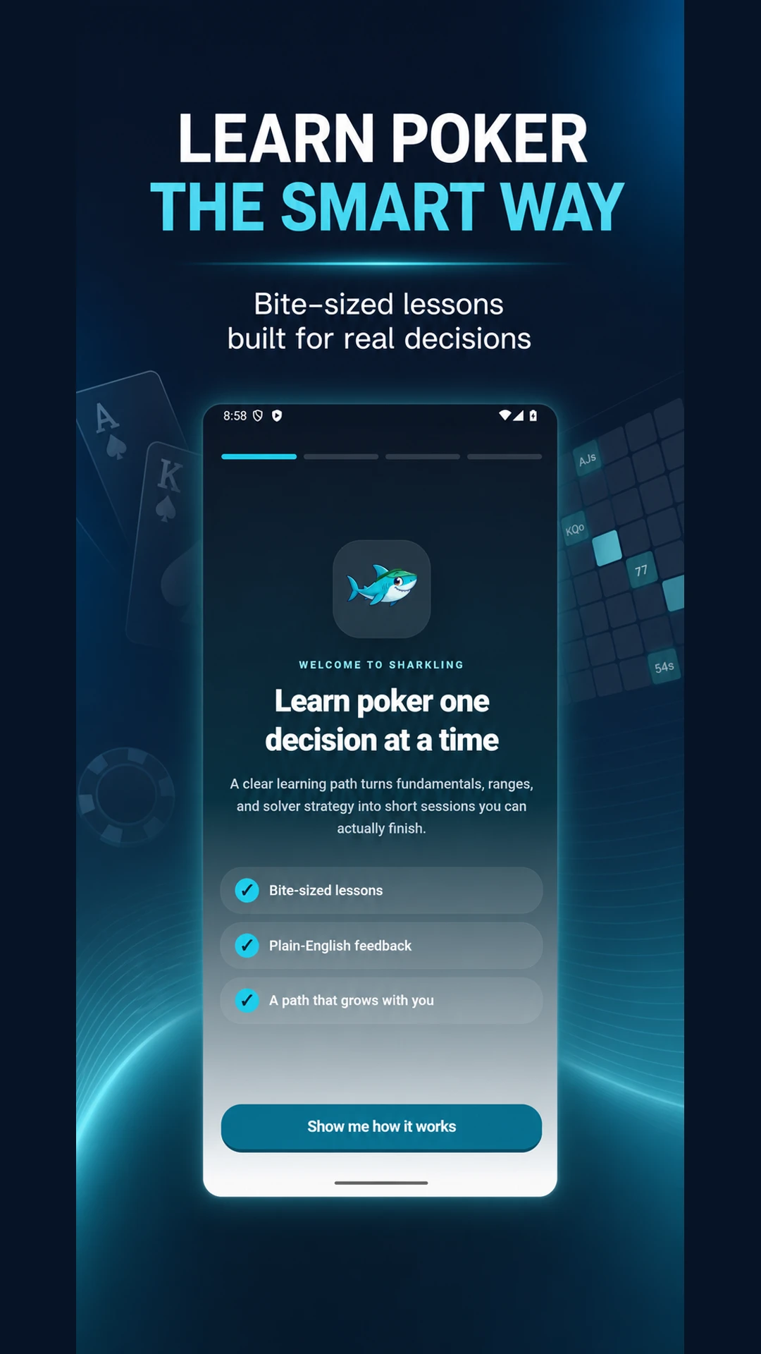 Captura en inglés de Sharkling en Google Play, con el titular “Learn poker the smart way” (aprende póker de forma inteligente) y la línea “Bite-sized lessons built for real decisions” (lecciones breves pensadas para decisiones reales), sobre una pantalla de bienvenida que dice “Learn poker one decision at a time” (aprende póker decisión a decisión) y enumera tres puntos marcados: “Bite-sized lessons” (lecciones breves), “Plain-English feedback” (feedback en un inglés sencillo) y “A path that grows with you” (una ruta que crece contigo).